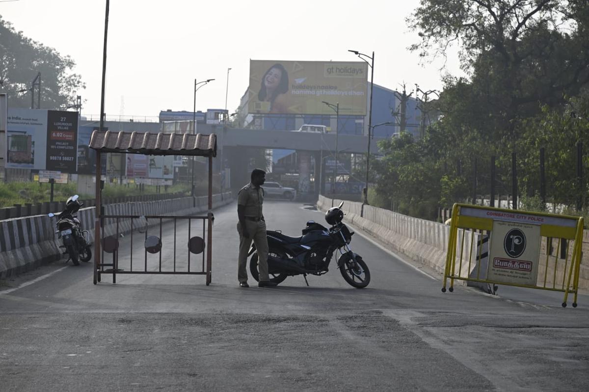 The police cordoned off the flyover and suspended traffic through the accident spot